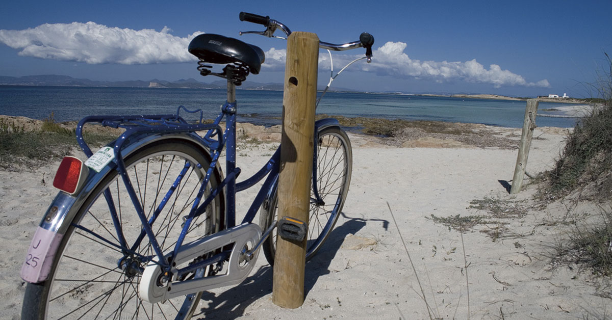 Bicicleta en playa de ses Illetes